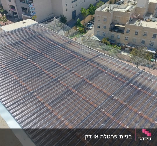 גג פלסטיק שקוף עם ברגים על מבנה